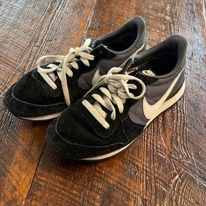 Black/gray Nike internationalist women’s 8.5